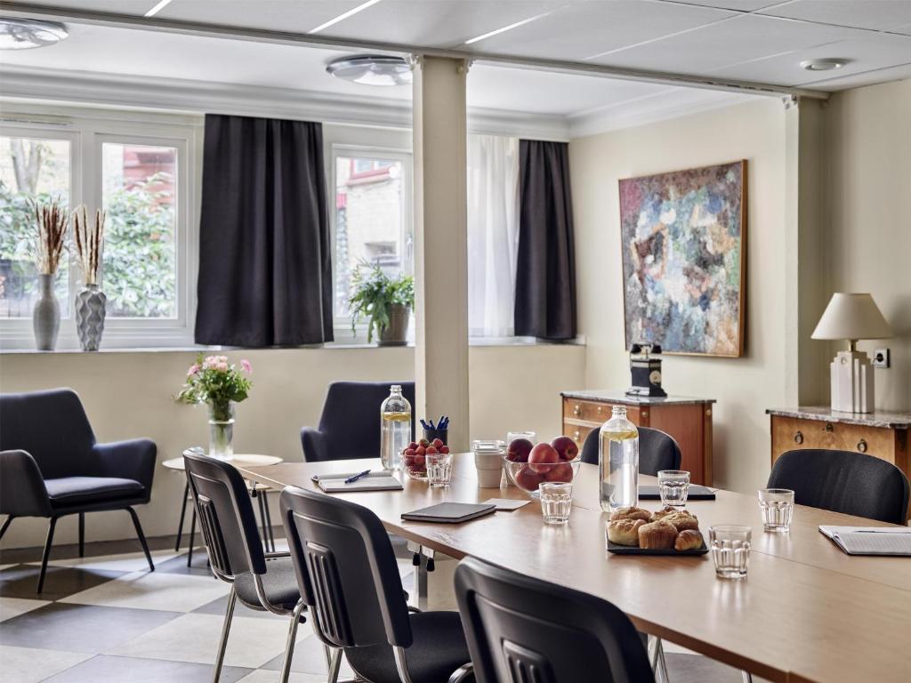 Hotel Vasa conference room with a long table and bright windows