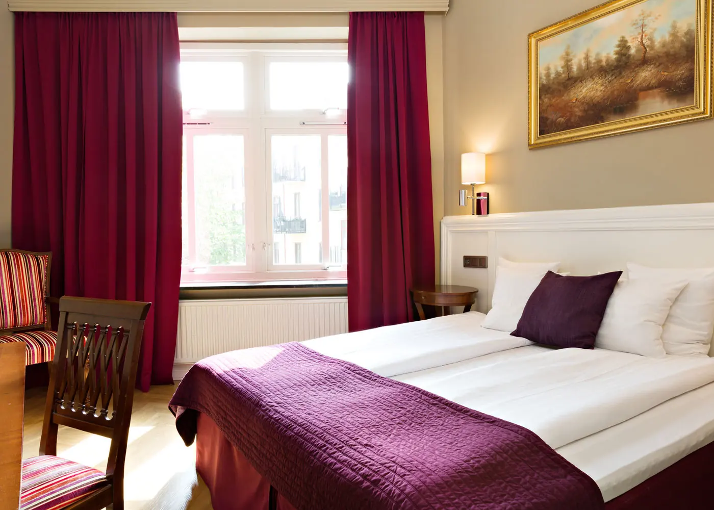 Superior dubbelrum på Hotel Vasa med ljust fönster och klassisk konst